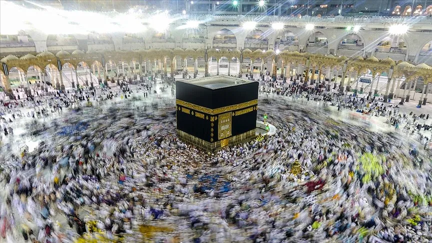 Mekke'de Mescid-i Haram'ın ortasında bulunan ve Müslümanların kıblesi olan Kabe-i