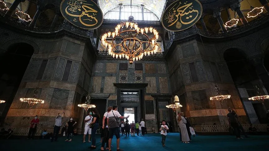 Ayasofya-i Kebir Cami-i Şerifi, açılışının ikinci gününde de vatandaşların ve