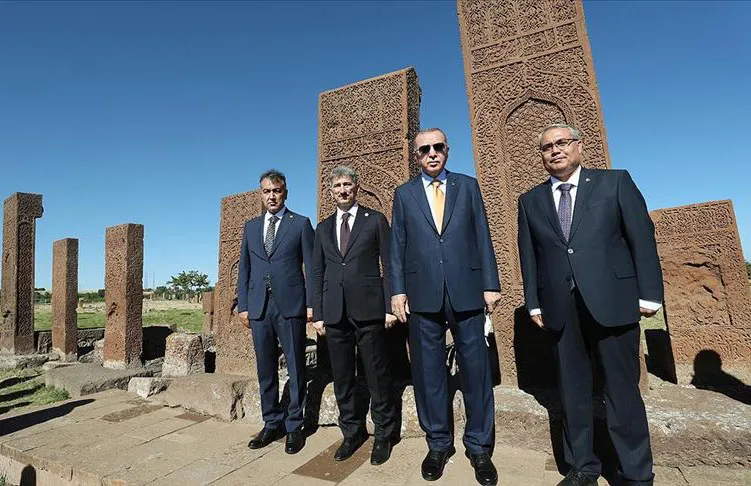 Türkiye Cumhurbaşkanı Recep Tayyip Erdoğan, Ahlat'taki Selçuklu mezarlığını ziyaret etti.