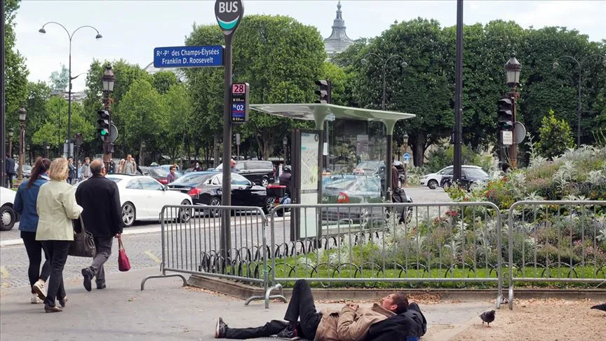 Fransa'nın başkenti Paris'te 700 çocuğun ailesiyle sokakta yaşadığı ortaya çıktı.