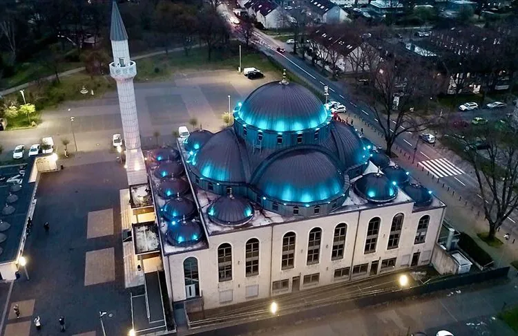 Almanya'da yeni tip koronavirüs önlemleri çerçevesinde ibadete bir süre ara