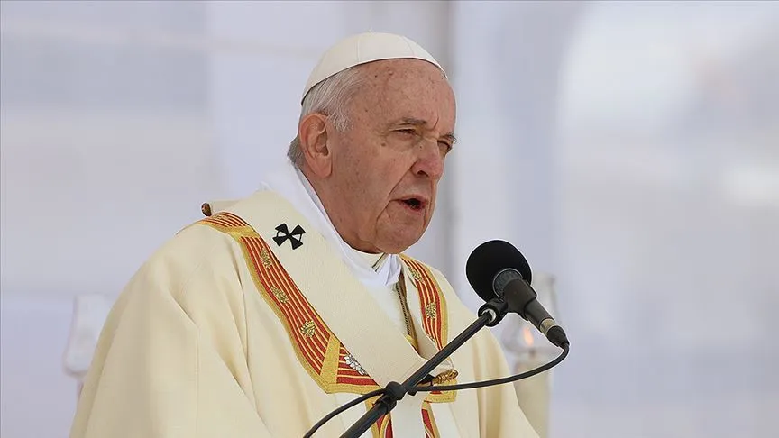 Çin, yeni kitabında Müslüman Uygur azınlığın ızdırap çektiğinden bahseden Papa