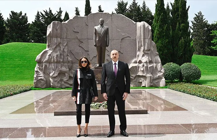 Azerbaycan'ın ulusal lideri Haydar Aliyev, doğumunun 97'nci yılında başkent Bakü