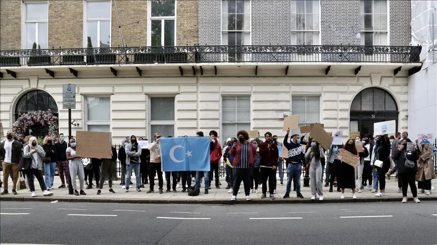 Çin'in Londra Büyükelçiliği önünde toplanan değişik uluslardan öğrenciler, Uygur Türklerine