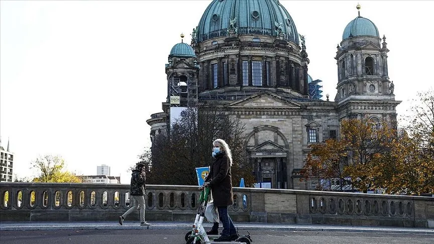 Başbakan Merkel, eyalet başbakanlarıyla video konferans yöntemiyle yaptığı toplantının ardından