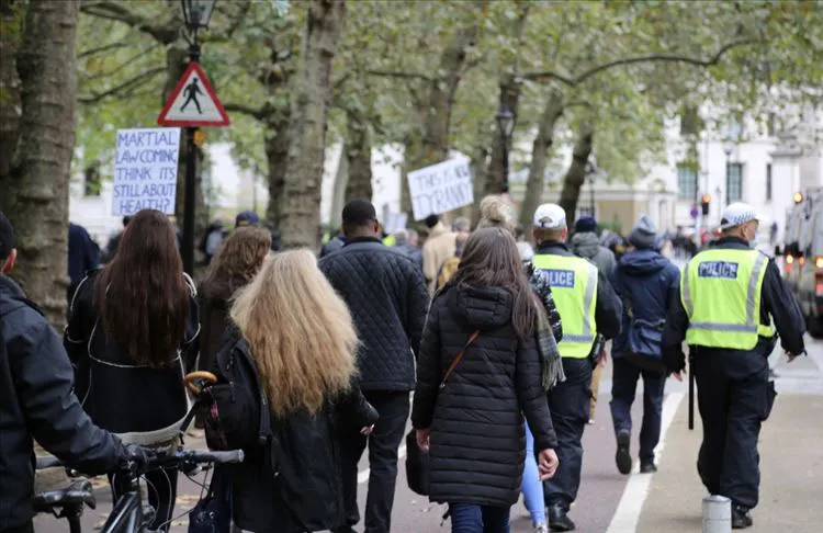 İngiltere'nin başkenti Londra'da yeni tip koronavirüs (Kovid-19) önlemleri kapsamında farklı