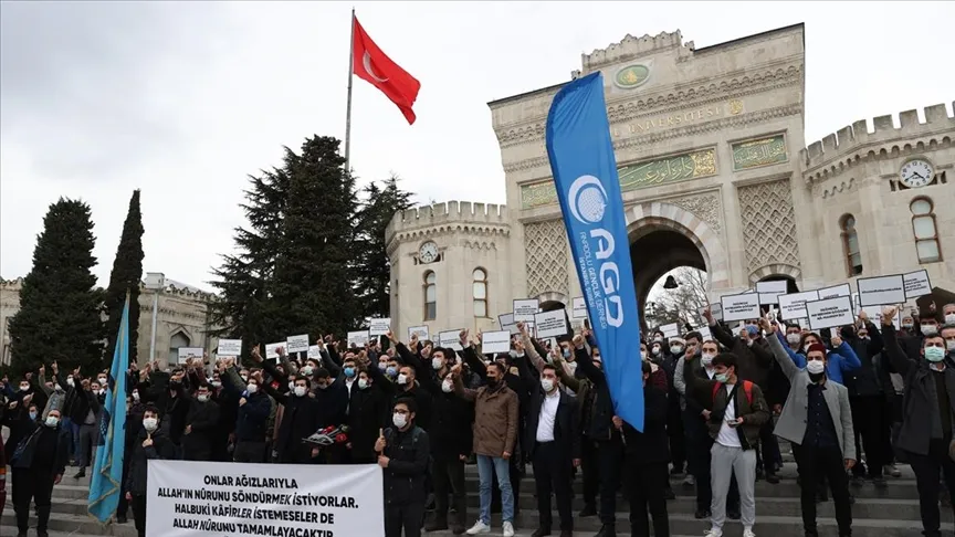 Anadolu Gençlik Derneği (AGD) üyeleri, Boğaziçi Üniversitesinde Kabe fotoğrafının yere
