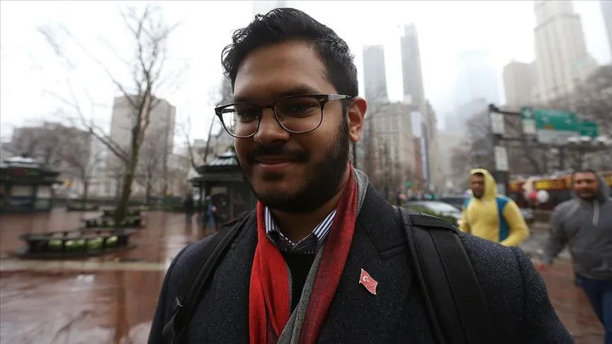 New York’ta yaşayan Bangladeş kökenli ABD'li Süleyman Ali, yakasında taşıdığı
