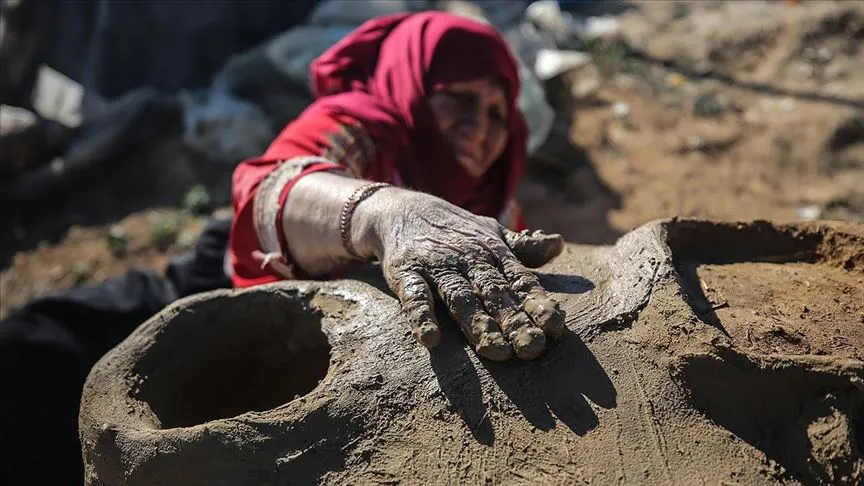 Gazze'de 30 yıldır ailesinin geçimini toprak fırın yaparak sağlayan 77