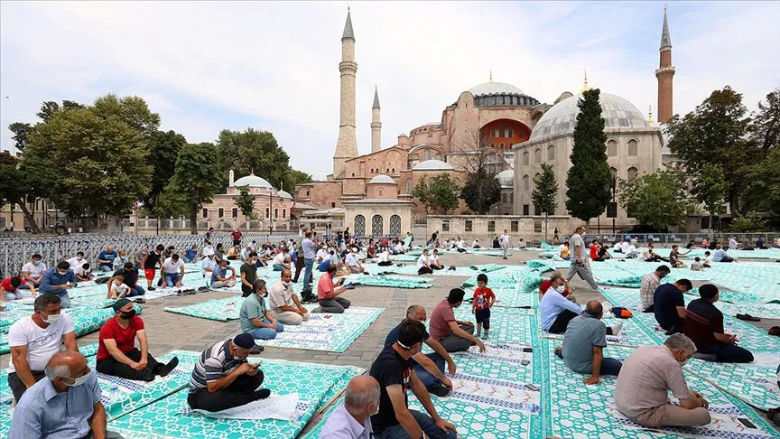 Ayasofya-i Kebir Cami-i Şerifi'ne ziyaretçilerin ilgisi hafta sonu da devam