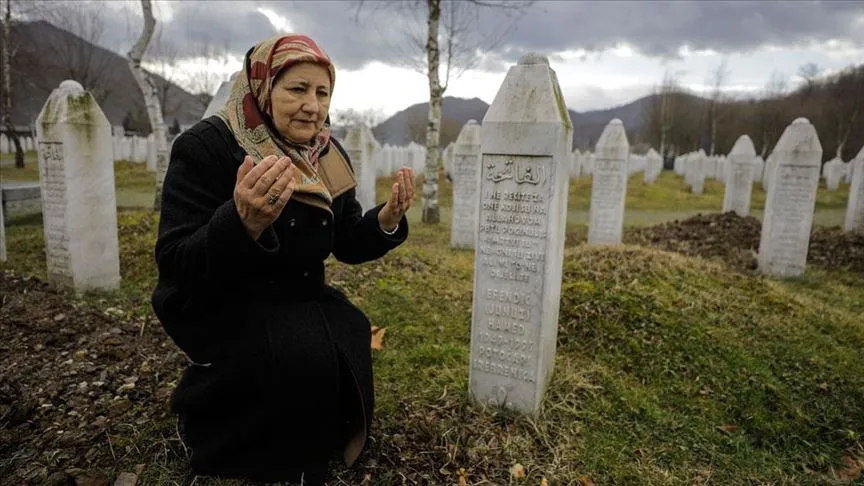 Bosna'daki savaşta 8 binden fazla Boşnak erkeğin katledildiği Srebrenitsa Soykırımı'nda