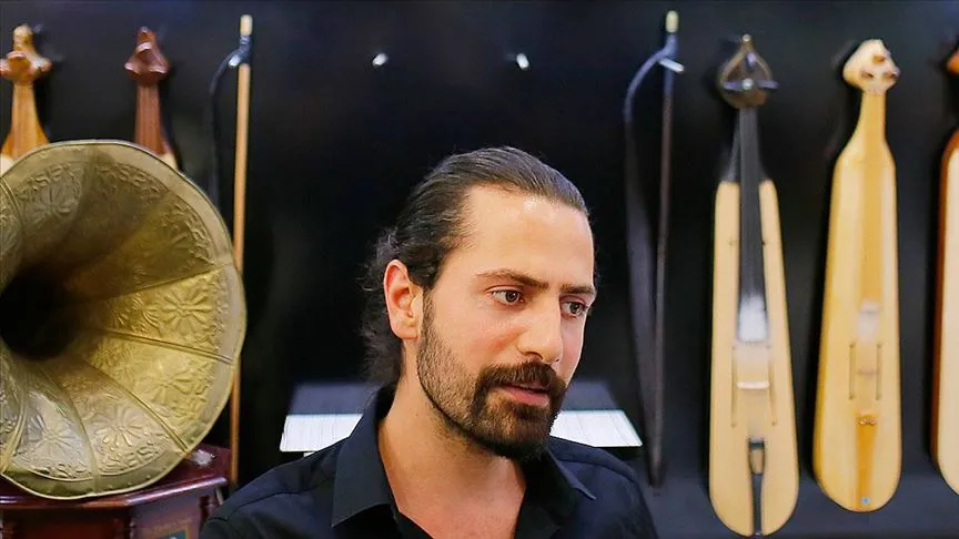 İstanbul Beykoz'daki sanat evinde 15 yıldır yüzlerce kişiye kemençe çalmayı