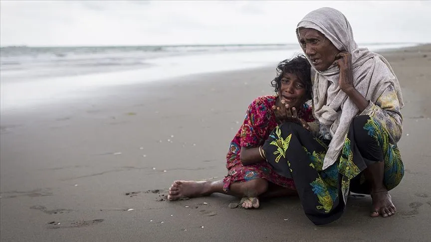 Myanmar ordusunda görevli iki asker, Arakanlı Müslümanları öldürdüklerini, toplu mezarlara