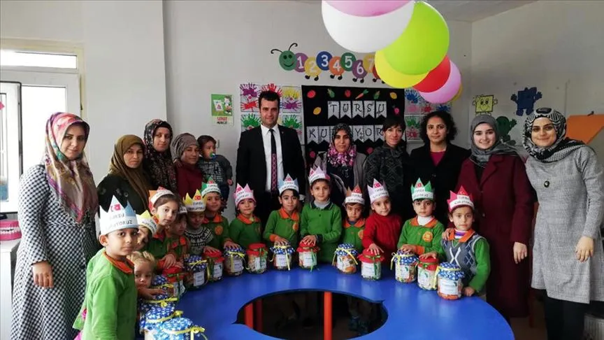 Hatay'ın Altınözü ilçesindeki bir ilkokulun öğrencileri, derste kurdukları turşuları satarak