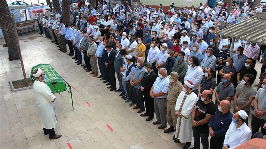 Yalova'da hayatını kaybeden, gazeteci, yazar ve eğitmen Asım Gültekin'in cenazesi,