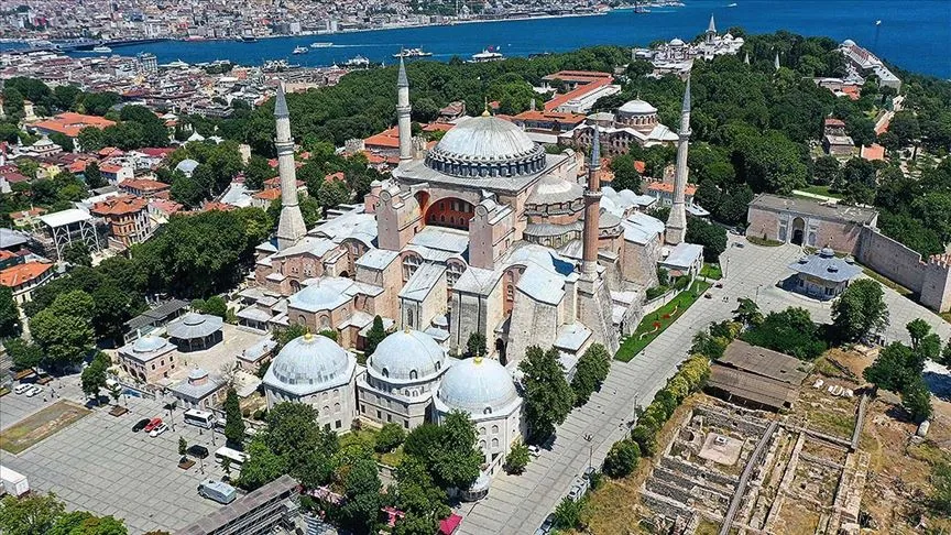 İstanbul Valisi Ali Yerlikaya, Vali Yerlikaya, Ayasofya Camisi avlusunda basın