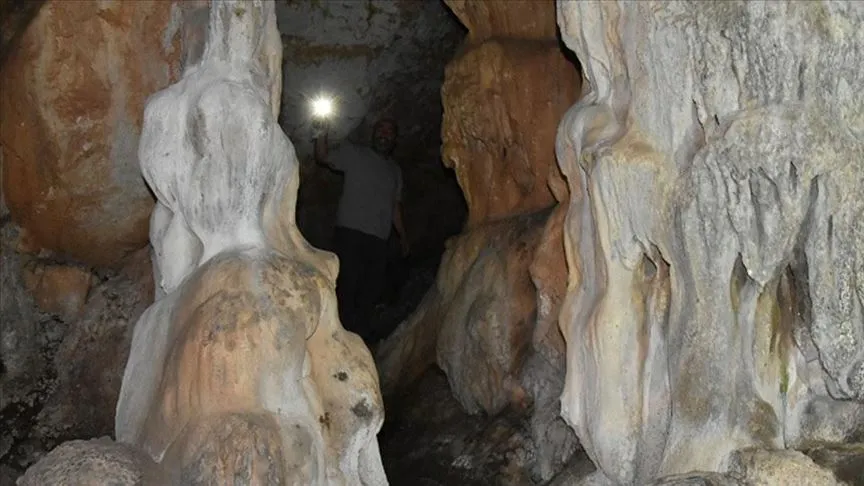 Malatya'nın Doğanşehir ilçesinde bulunan, sarkıtları ve dikitleriyle ziyaretçilerine eşsiz güzellikler