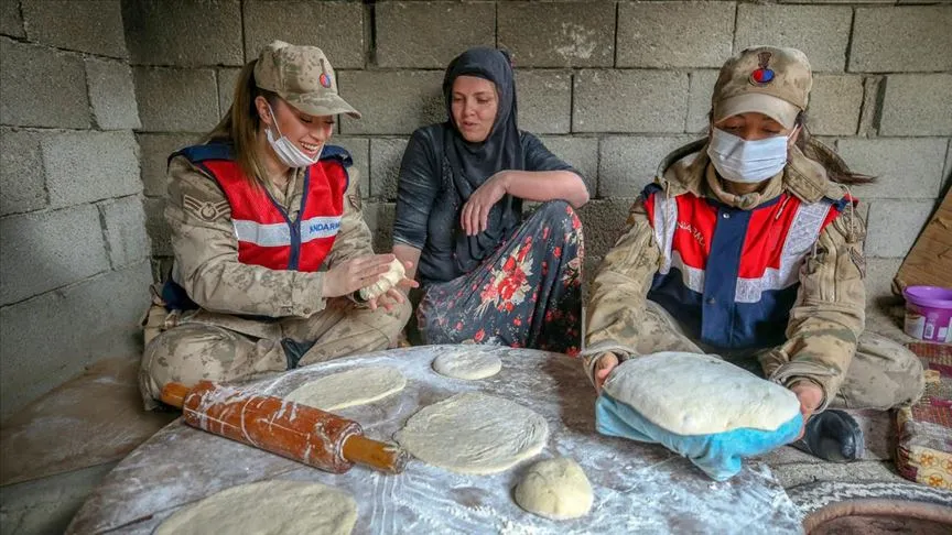 Van'da kadın jandarma ekipleri, koronavirüs tedbirleri kapsamında evden çıkmaları kısıtlanan