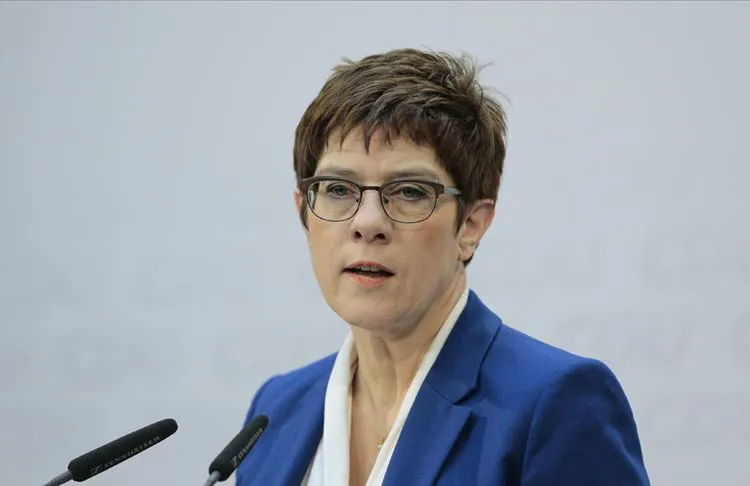 Almanya Savunma Bakanı Annegret Kramp-Karrenbauer'un, aşırı sağ yapılanmalarla ilişkisi tespit