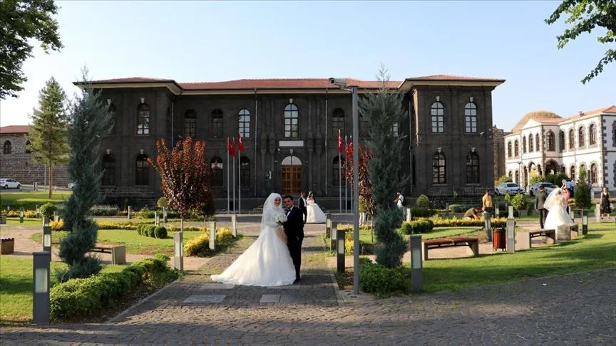 Diyarbakır'ın Sur ilçesindeki tarihi İçkale Müze Kompleksi, hayatlarını birleştirecek çiftlerin
