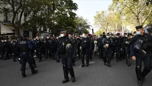 Paris Eğitim Müdürlüğü, kent genelinde 5 lisede öğrencilerin okulların girişinde