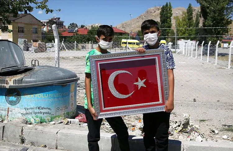 Çöpteki Türk bayraklarını temizleyip asan çocukların duyarlılığı duygulandırdı