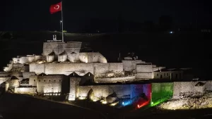 Görevlendirme yapılan Kars Belediyesinin, Azerbaycan bayrağı renklerini ışıkla Kars Kalesi'ne