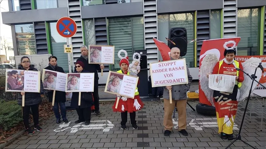 Almanya'da yaşayan Türk ailenin 4 günlük bebeğini alan Gençlik Dairesine