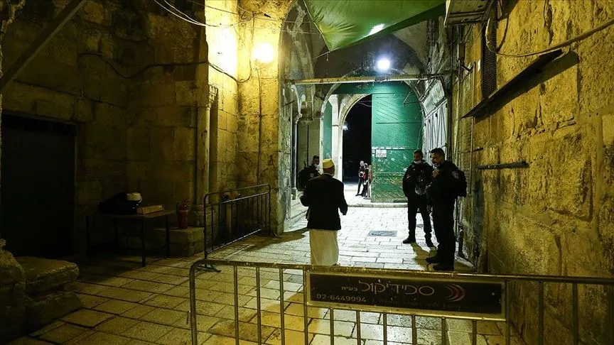 İsrail polisinden yapılan yazılı açıklamada, sabahtan itibaren yaklaşık 2 bin