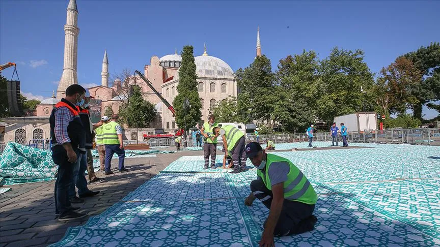 Cuma namazı ile 86 yıl sonra yeniden ibadete açılan Ayasofya-i