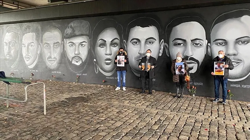 Yaşamını yitiren 4'ü Türk 9 kişinin grafiti resimlerinin yer aldığı