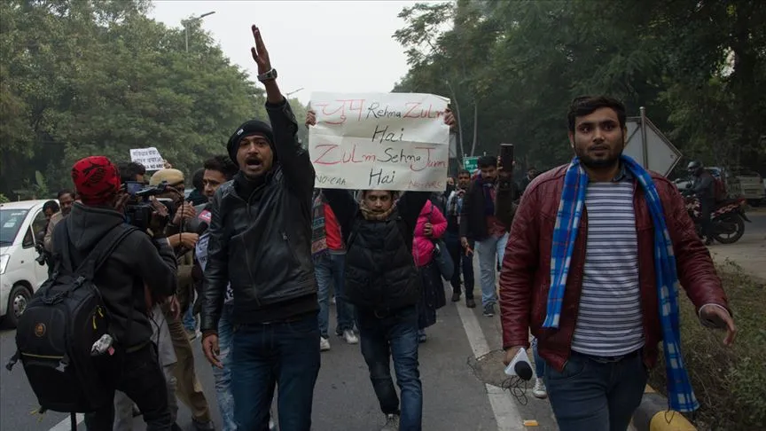 Sosyal medyaya düşen bir görüntüde Uttar Pradeş'te Başkomiser Akileş Narayan