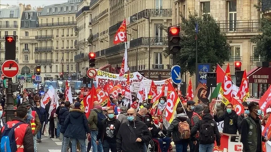 Başkent Paris’te düzenlenen protestoda, binlerce kişi ülkede oturma izni verilmeyen