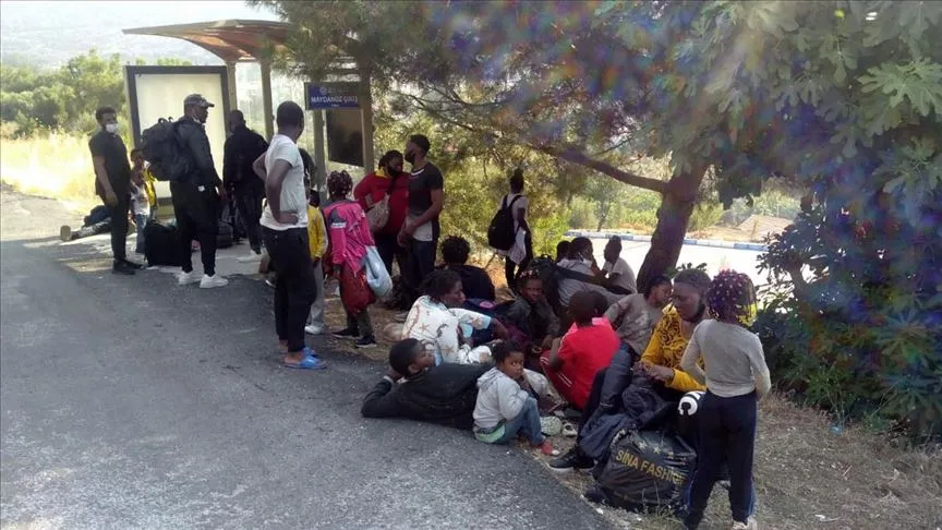 İzmir'in Menderes ilçesinde, yasa dışı yollarla yurt dışına çıkmaya çalışan