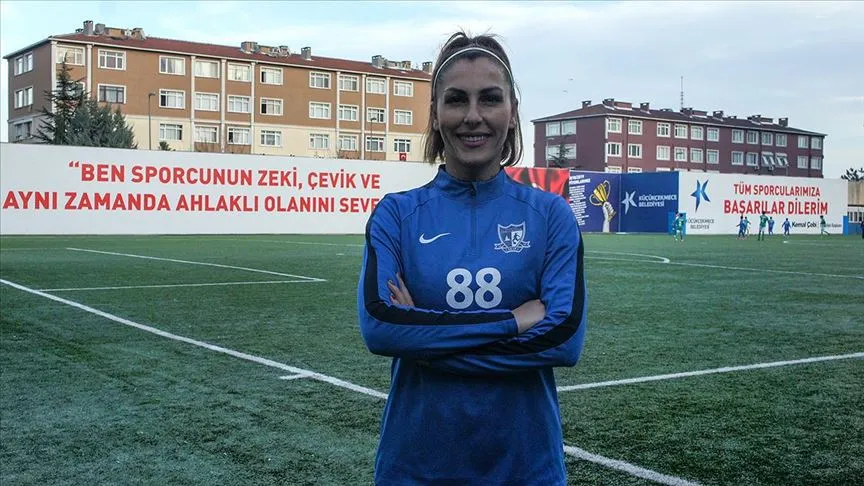 Galatasaray'da oynayan Roman Kosecki'ye 13 yaşındayken duyduğu hayranlığı sayesinde futbolu