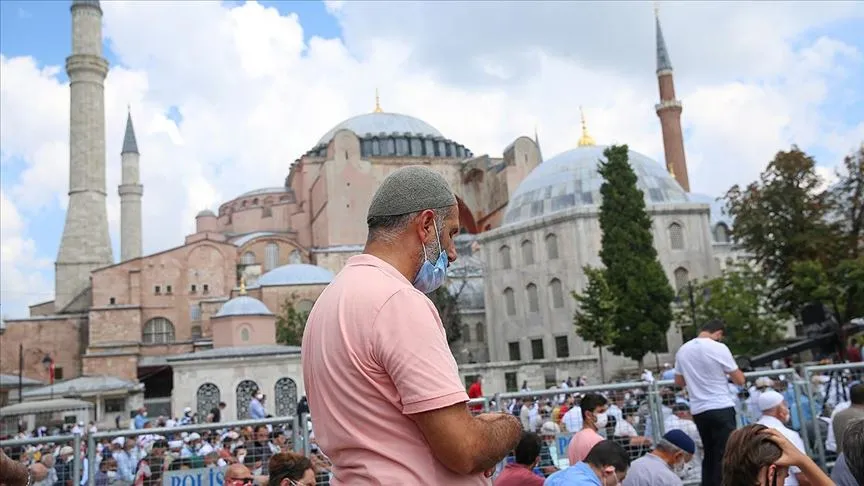 İbadete açıldığı 24 Temmuz'dan beri vatandaşların büyük ilgi gösterdiği Ayasofya-i