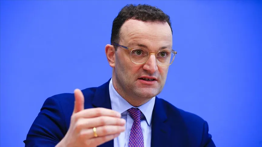 Almanya Sağlık Bakanı Jens Spahn, Berlin’de düzenlediği basın toplantısında, halkta