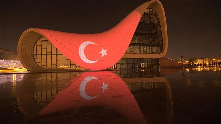 Azerbaycan'ın başkenti Bakü'nün yeni mimari sembollerinden Haydar Aliyev Merkezinin dış