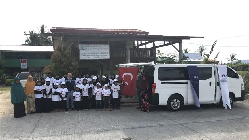 Şehrin dışında yer alan yetimhaneye, ulaşımı kolaylaştırmak için 18 kişi