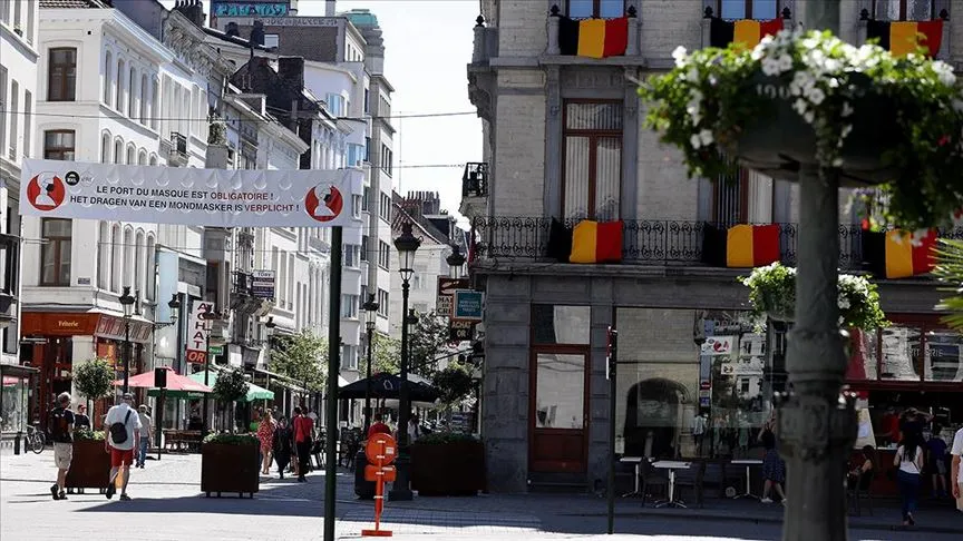 Flaman Eğitim Bakanı Ben Weyts, yaptığı açıklamada, uzman görüşleri tüm