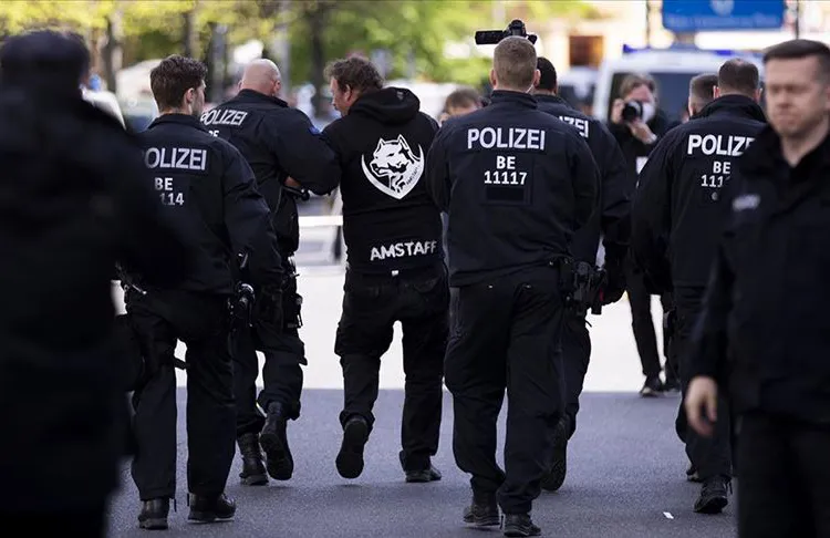 Almanya’nın başkenti Berlin’de, Kovid-19 kısıtlamalarını protesto etmek isteyenlere polis müdahalede