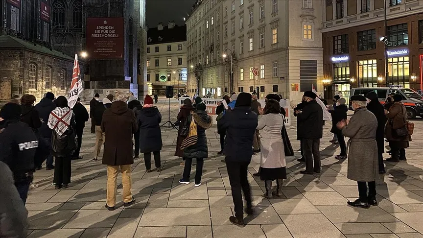 Avusturya’nın başkenti Viyana’nın en önemli meydanlarından Aziz Stefan Meydan'ında toplanan