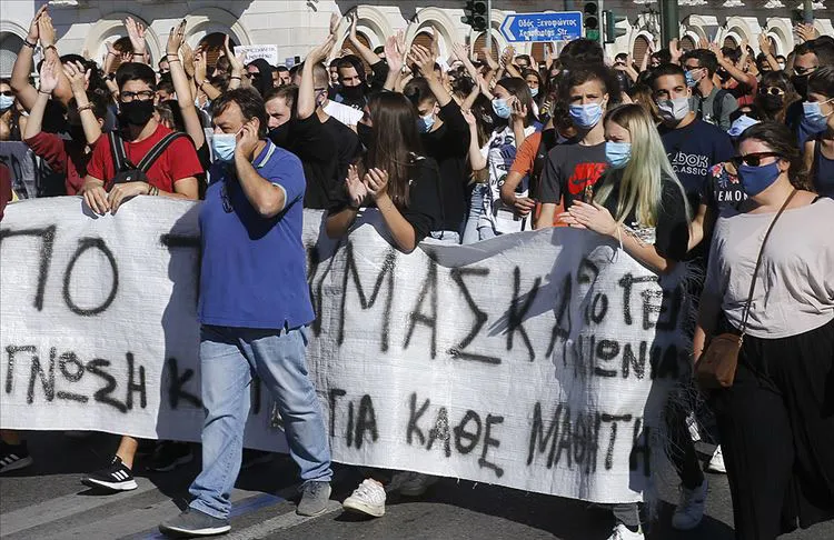 Yunanistan'ın başkenti Atina'daki kamu çalışanları, hükümetin ekonomi ve sosyal güvenlik