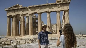 Yunanistan'da turizm sezonunun açılmasıyla ülkeye gelecek ziyaretçilere yeni tip koronavirüs