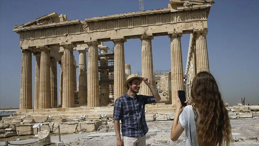 Yunanistan'da turizm sezonunun açılmasıyla ülkeye gelecek ziyaretçilere yeni tip koronavirüs