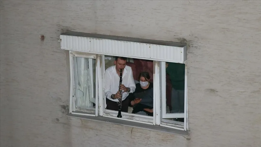 İzmir'de yaşayan müzik öğretmeni Barış Özkaya ile annesi Sevim Özkaya,