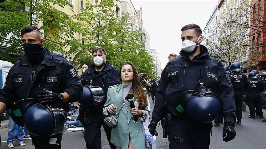 Almanya’nın başkenti Berlin’de yeni tip koronavirüsün (Kovid-19) önlemlerini protesto etmek