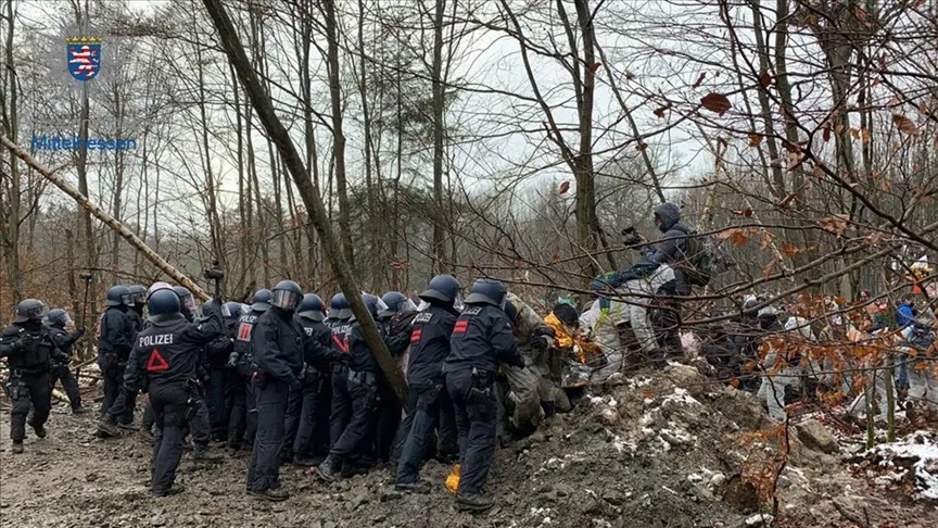 Almanya'da çevreci aktivistler, Hessen kentindeki Dannenröder ormanında otoban çalışması nedeniyle