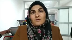 Bingöl'ün Karlıova ilçesinde meydana gelen depremde evlerinin yıkılan bölümünde molozların