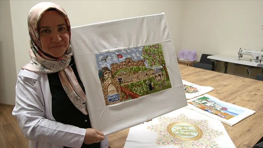 Gaziantep'te yaşayan Taşçı, başta ünlü ressamların eserleri olmak üzere çeşitli